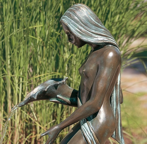 Bronzeskulptur Noèlle klein, wasserspeiend
