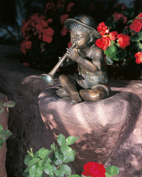 Bronzeskulptur Philipp flötenspielend, wasserspeiend