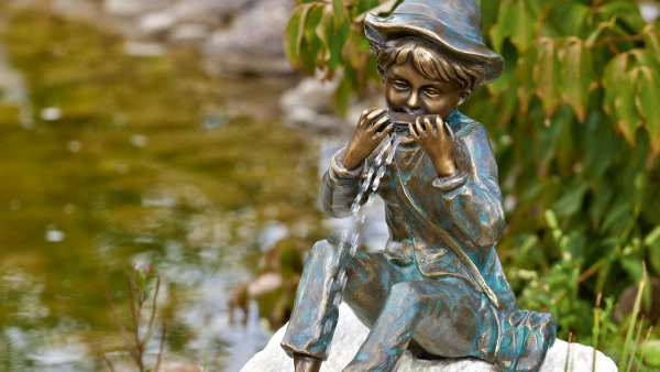 Bronzeskulptur Til mit Mundharmonika, wasserspeiend