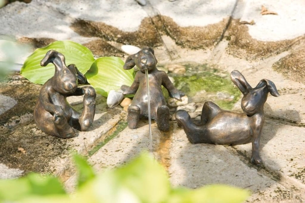 Bronzeskulptur Emil der Hase, wasserspeiend