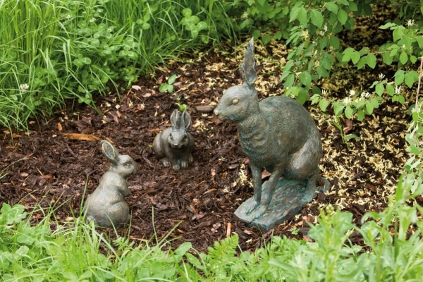 Bronzeskulptur Feldhase klein sitzend