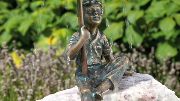Bronzeskulptur Flo mit Schirm