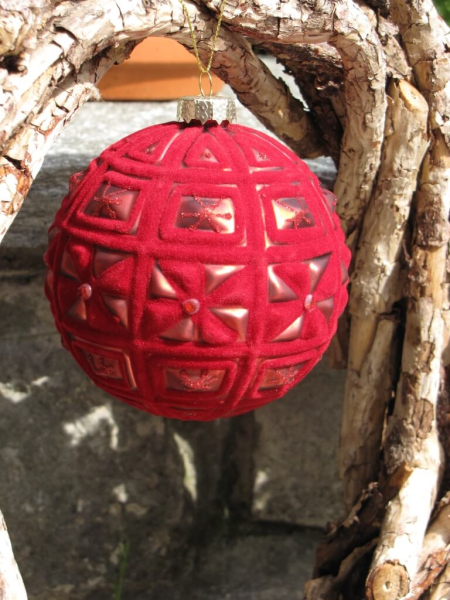 Christbaumkugel aus Glas Samtrot mit Karomuster