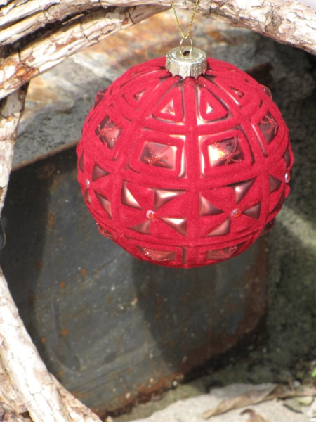 Christbaumkugel aus Glas Samtrot mit Karomuster