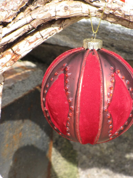 Christbaumkugel aus Glas Samtrot mit Längsstreifen