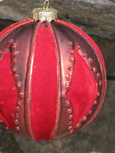 Christbaumkugel aus Glas Samtrot mit Längsstreifen