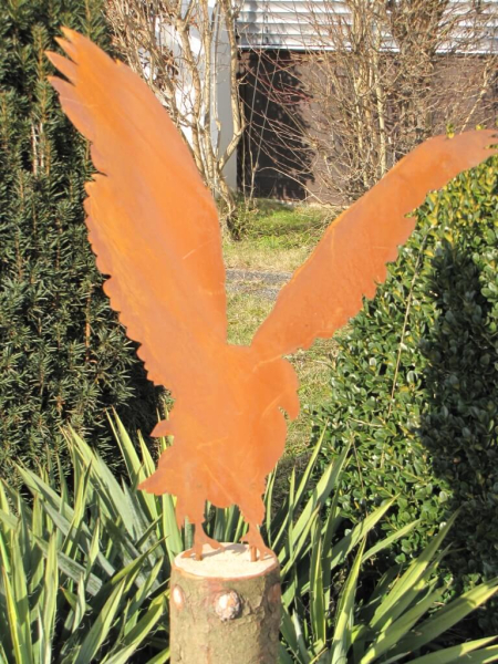 Edelrost Adler auf Baumstamm