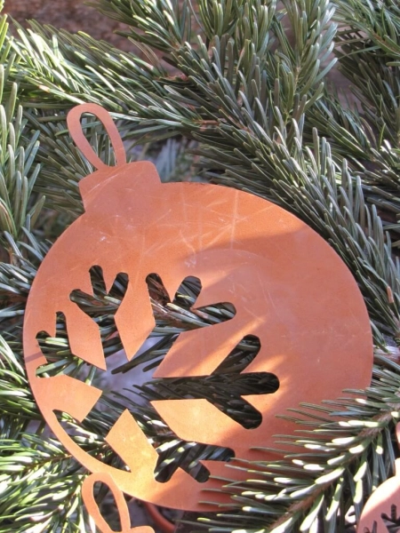 Christbaumschmuck Kugel mit Schneeflocke aus Edelrost