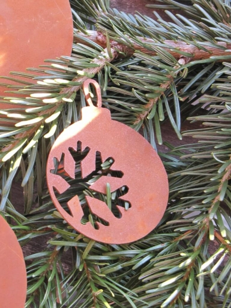 Christbaumschmuck Kugel mit Schneeflocke aus Edelrost