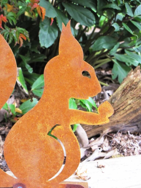 Edelrost Eichhörnchen auf Platte