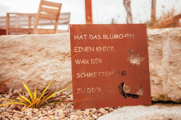 Edelrost Gedichttafel oder Spruchschild schwerer Schmetterling