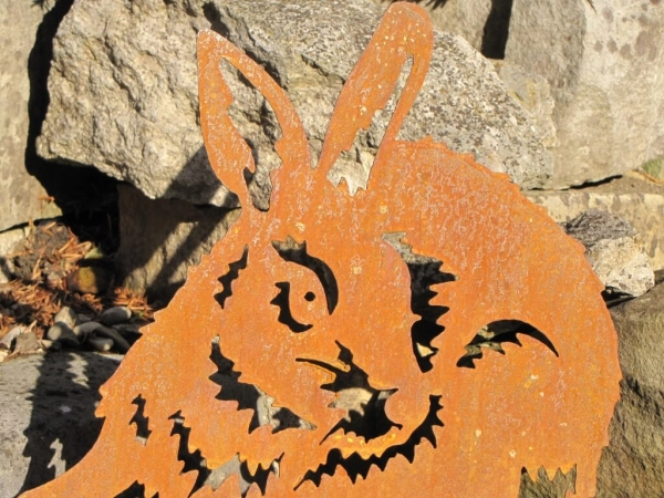 Edelrost Hase auf Platte