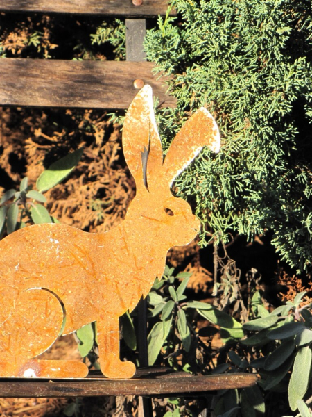 Edelrost Hase sitzend 24 cm