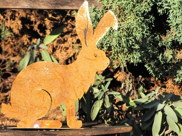 Edelrost Hase sitzend 24 cm