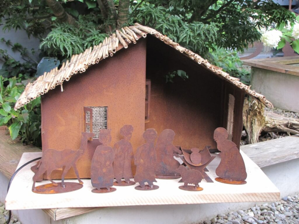 Edelrost Krippe mit 8 Krippenfiguren