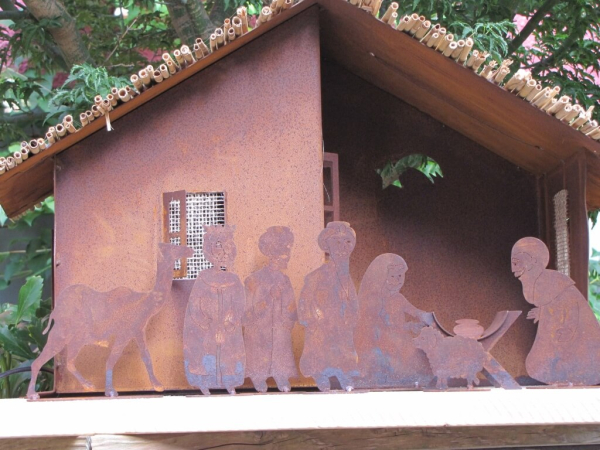 Edelrost Krippe mit 8 Krippenfiguren