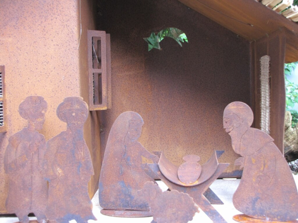 Edelrost Krippe mit 8 Krippenfiguren