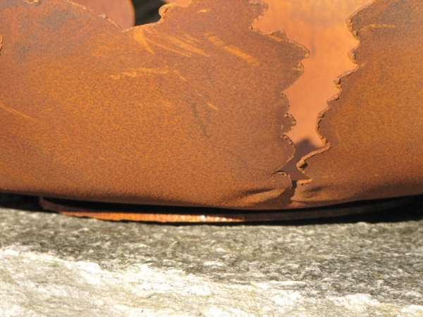 Edelrost Schale Riss flach auf Platte