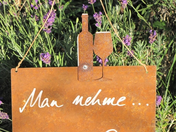 Edelrost Schild mit Weinflasche und Glas guter Wein