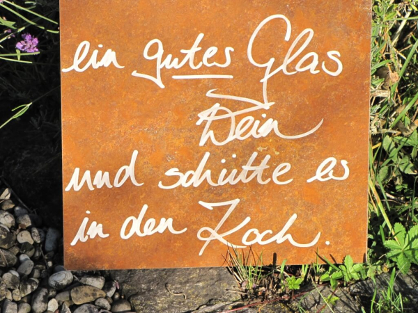 Edelrost Schild mit Weinflasche und Glas guter Wein