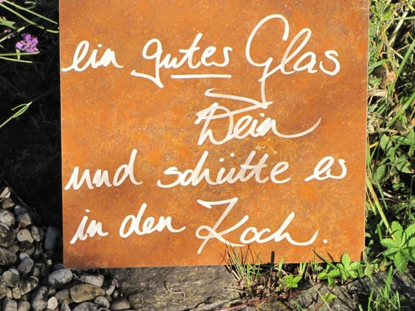 Edelrost Schild mit Weinflasche und Glas guter Wein