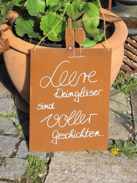 Edelrost Schild mit Weinflasche und Glas leere Weingläser