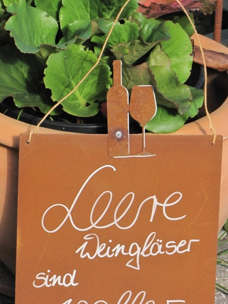 Edelrost Schild mit Weinflasche und Glas leere Weingläser