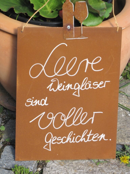 Edelrost Schild mit Weinflasche und Glas leere Weingläser