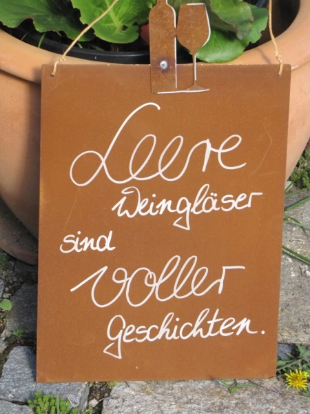 Edelrost Schild mit Weinflasche und Glas leere Weingläser