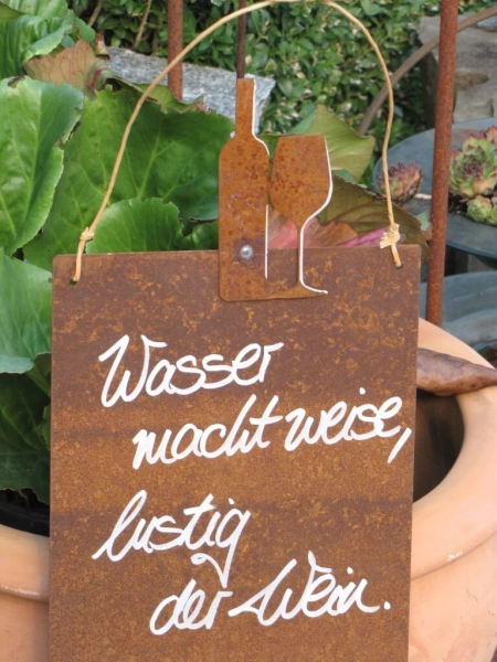 Edelrost Schild mit Weinflasche und Glas Wasser und Wein