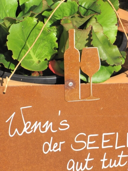 Edelrost Schild mit Weinflasche und Glas Wenn´s der Seele...