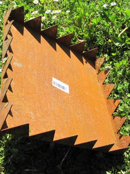 Trittplatte oder Wegplatte aus Metall für den Garten
