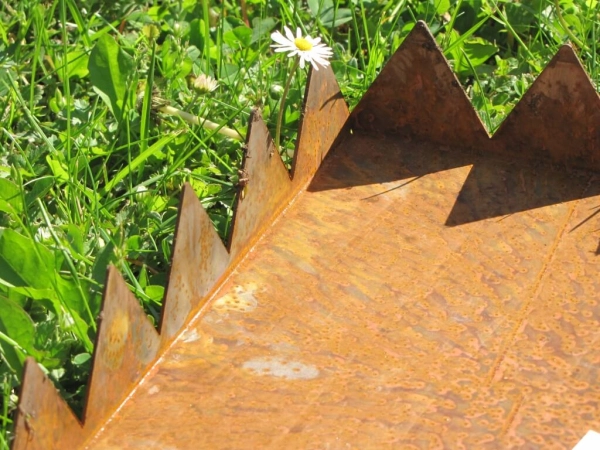 Trittplatte oder Wegplatte aus Metall für den Garten