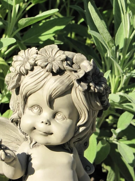 Elfe Lalula mit Blüte aus Resin