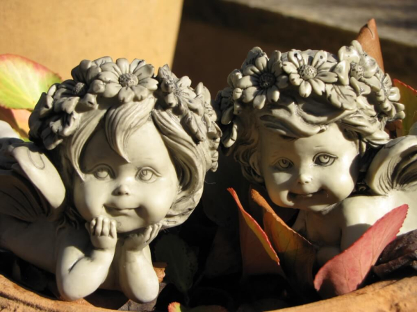 Elfenpaar Lalula liegend, Resin