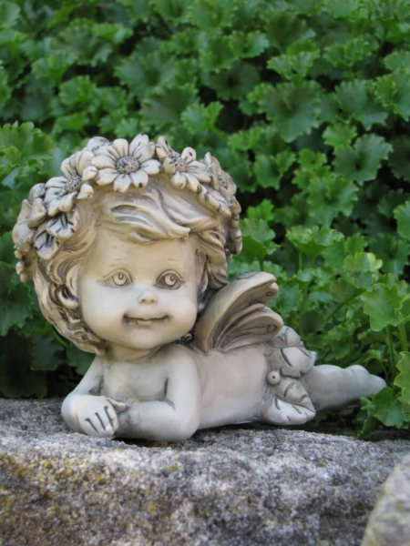 Elfenpaar Lalula liegend, Resin