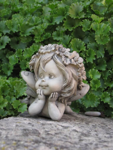 Elfenpaar Lalula liegend, Resin