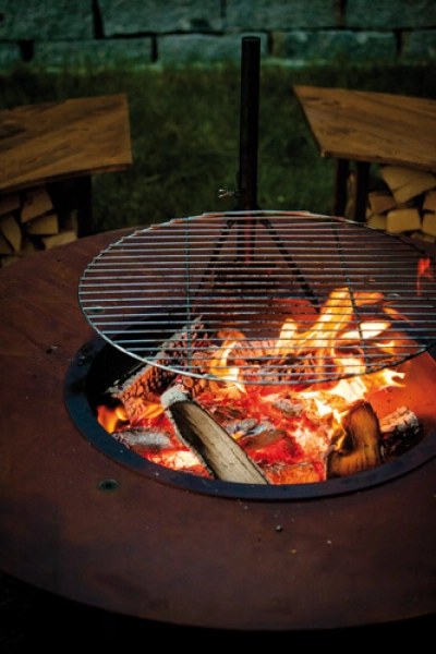 Feuerstelle Circle mit Grillrost und Sitzbänken
