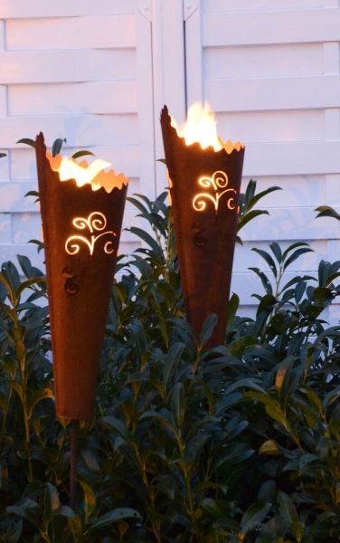 Gartenfackel Rosttüte mit Brennbehälter aus Edelrost