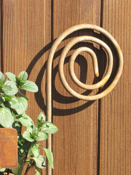 Gartenstecker Schnecke mit Topfhalter, Eisen - Rost