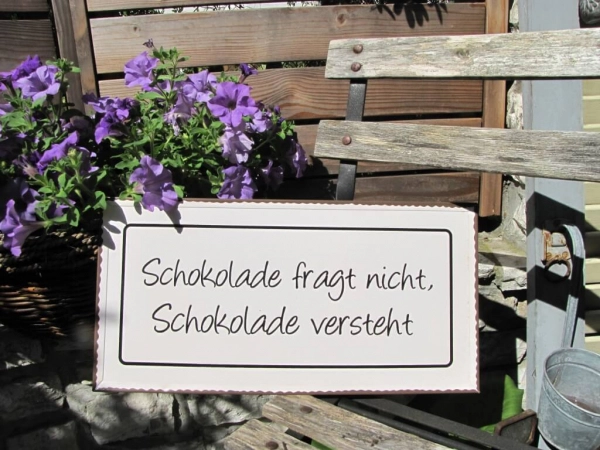 Shabby Chic Metallspruchschild Schokolade versteht
