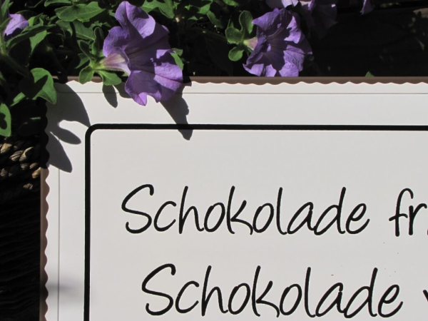 Shabby Chic Metallspruchschild Schokolade versteht