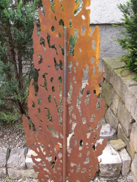 Zypresse mit Ausschnitten aus Edelrost 180 cm, massiv mit Platte