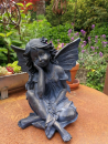 Elfe Gritta, sitzend, Bronzeoptik