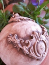 Shabby Dekokugel mit Flügelornament, nougat-braun