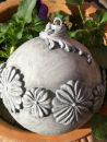 Shabby Dekokugel mit Blüten-Umrandung, grau
