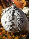 Shabby Dekokugel mit länglichen Ornamenten, grau