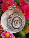 Shabby Dekokugel mit Barock-Rahmen kleine Blüte, grau