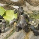 Bronzeskulptur Emil der Hase, wasserspeiend